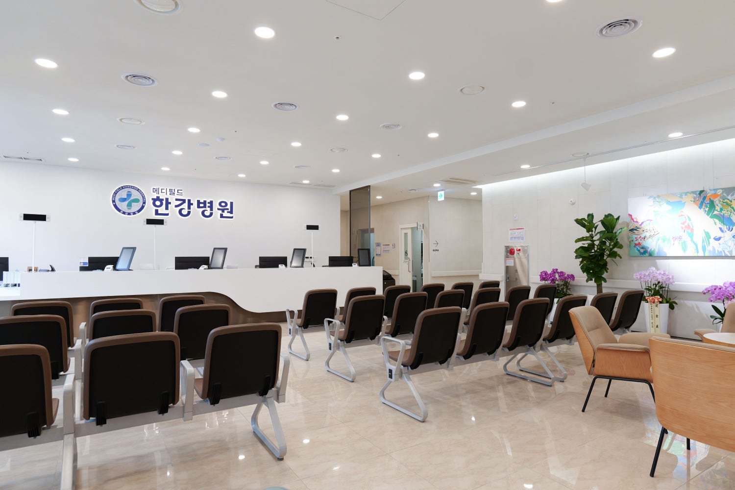 메디필드 한강병원 외래 진료 대기실