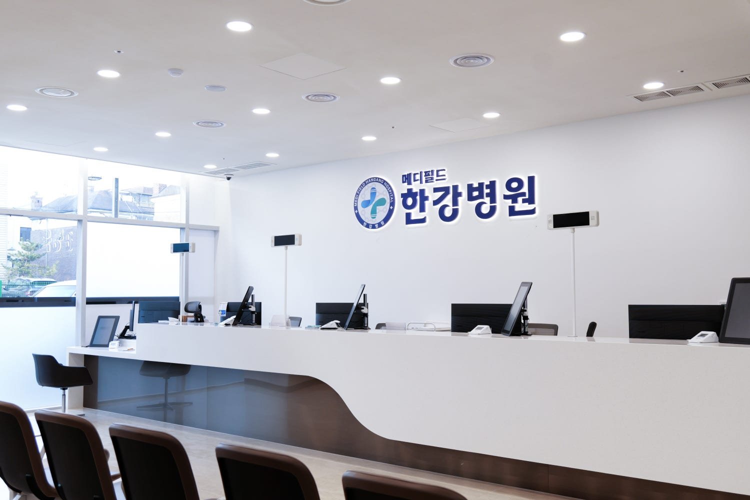 메디필드 한강병원 리셉션 공간