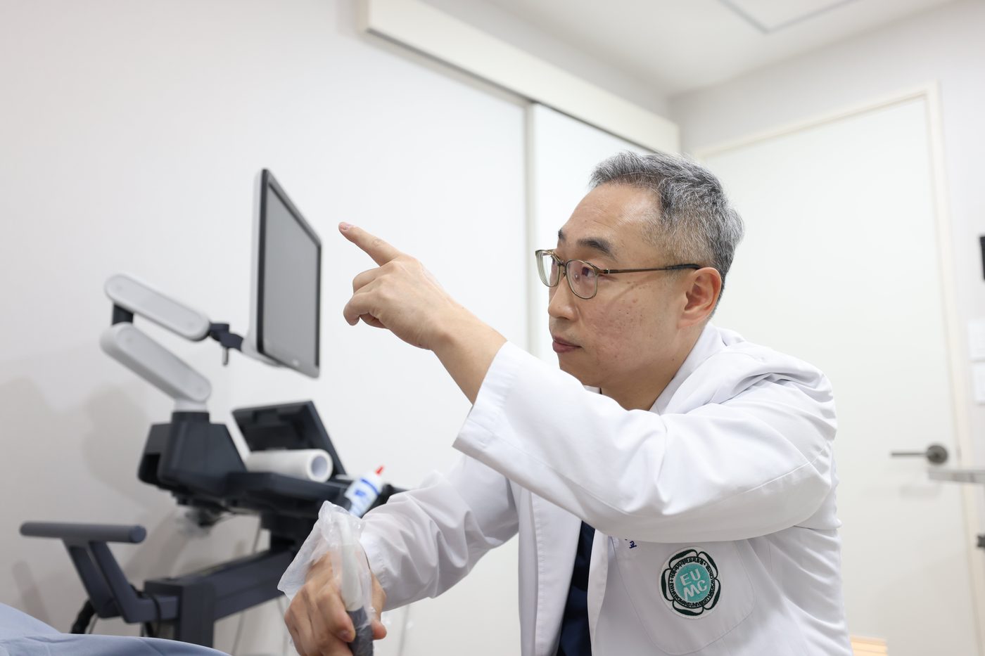 수원고려본정형외과의원 원장 진찰 장면